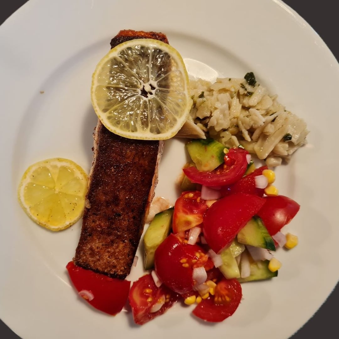 Stegt laks m citron og agurk-tomatsalat. Hertil lidt stuvede svampe.