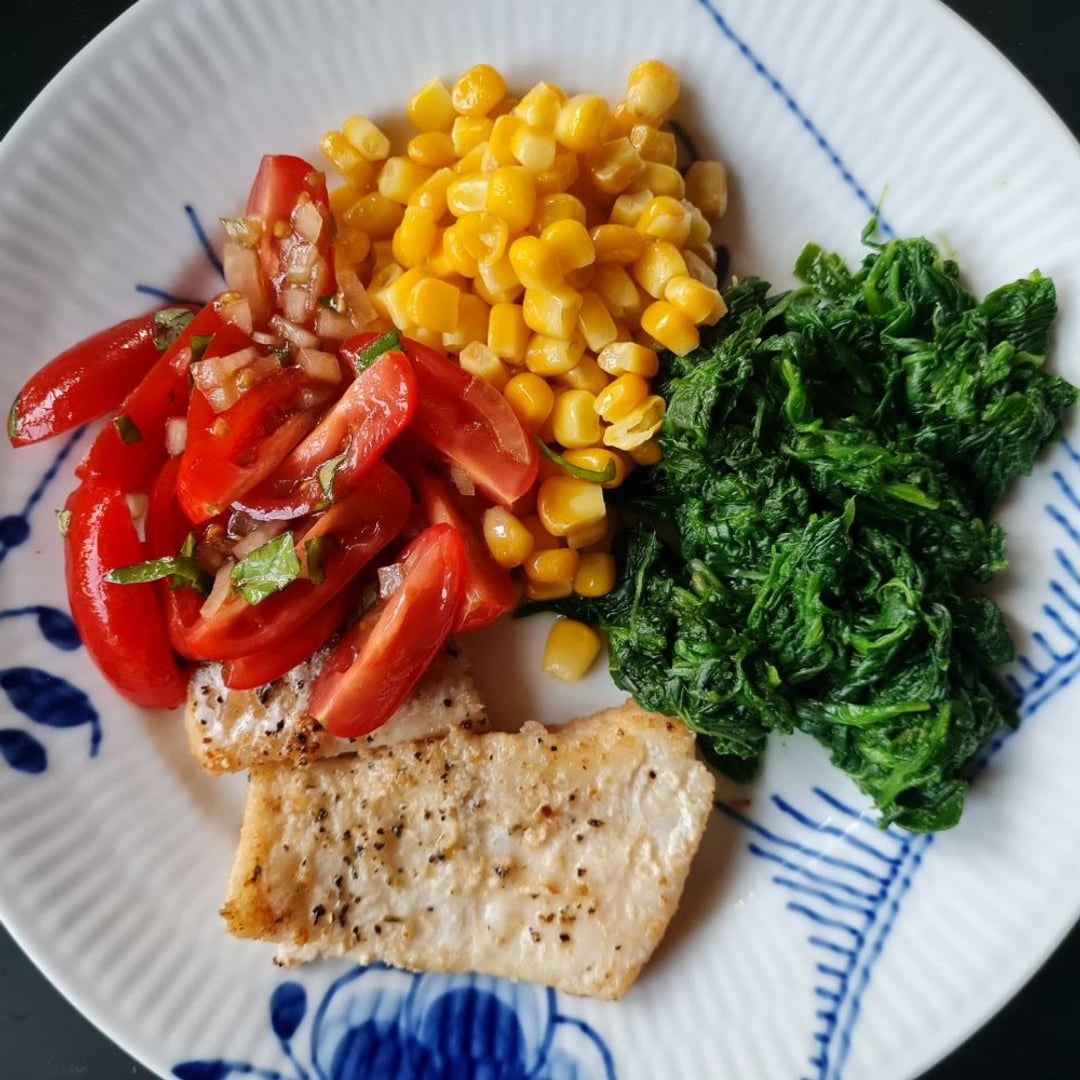 Stegt langefilet med spinet, majs, tomatsalat m løg og basilikum og dampet majs på musselmalet tallerken.