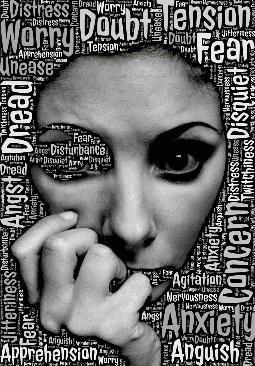 Stress symboliseret ved kvindeansigt der er mærkeligt hårdt og med en masse stress-relaterede ord ind over billedet.