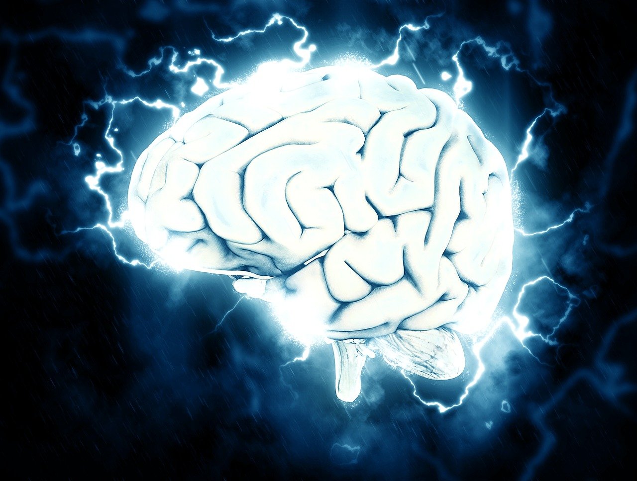 Stress symboliseret ved model af hjerne med elektriske impulser strålende ud fra denne. Sort baggrund.