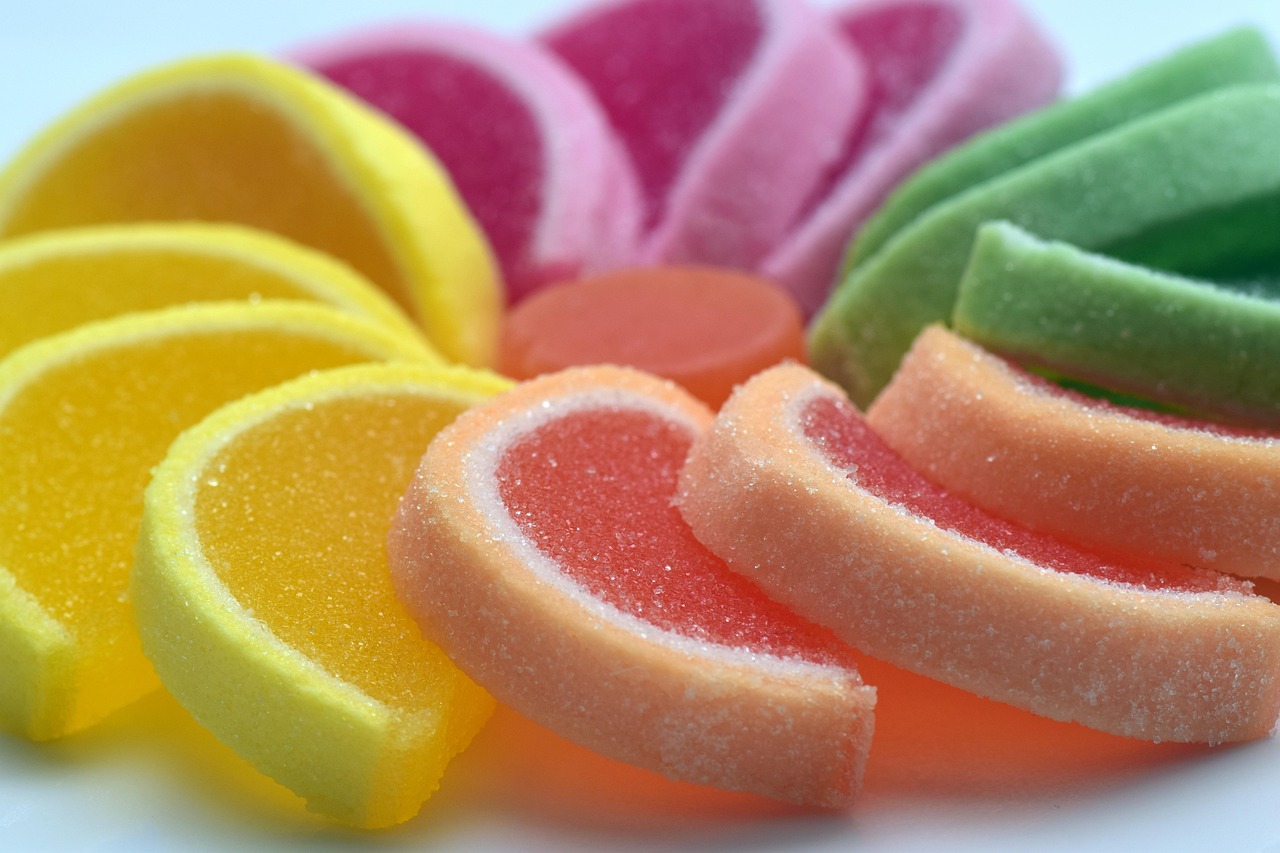 Sukker og kræft symboliseret ved kandiseret frugt.