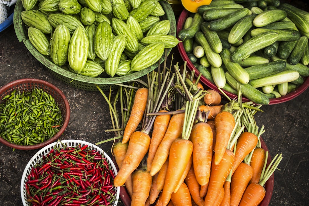 The Gerson Diet symboliseret ved billede af rå grøntsager, herunder røde og grønne chilier, gulerødder og forskellige typer små agurker.