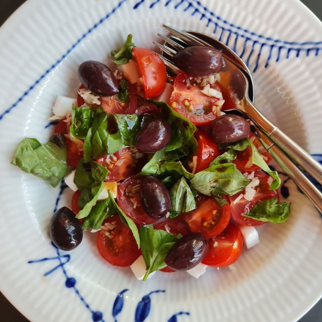 Tomatsalat m soya-"feta", basilikum, hvidløg, kalamataoliven og olie- eddike dressing på mega-mussel tallerken.