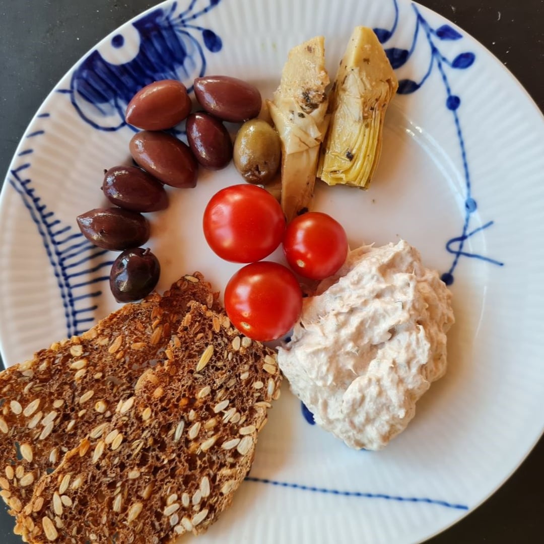 Tunsalat med artiskokker, oliven, ristet rugbrød og 3 tomater.