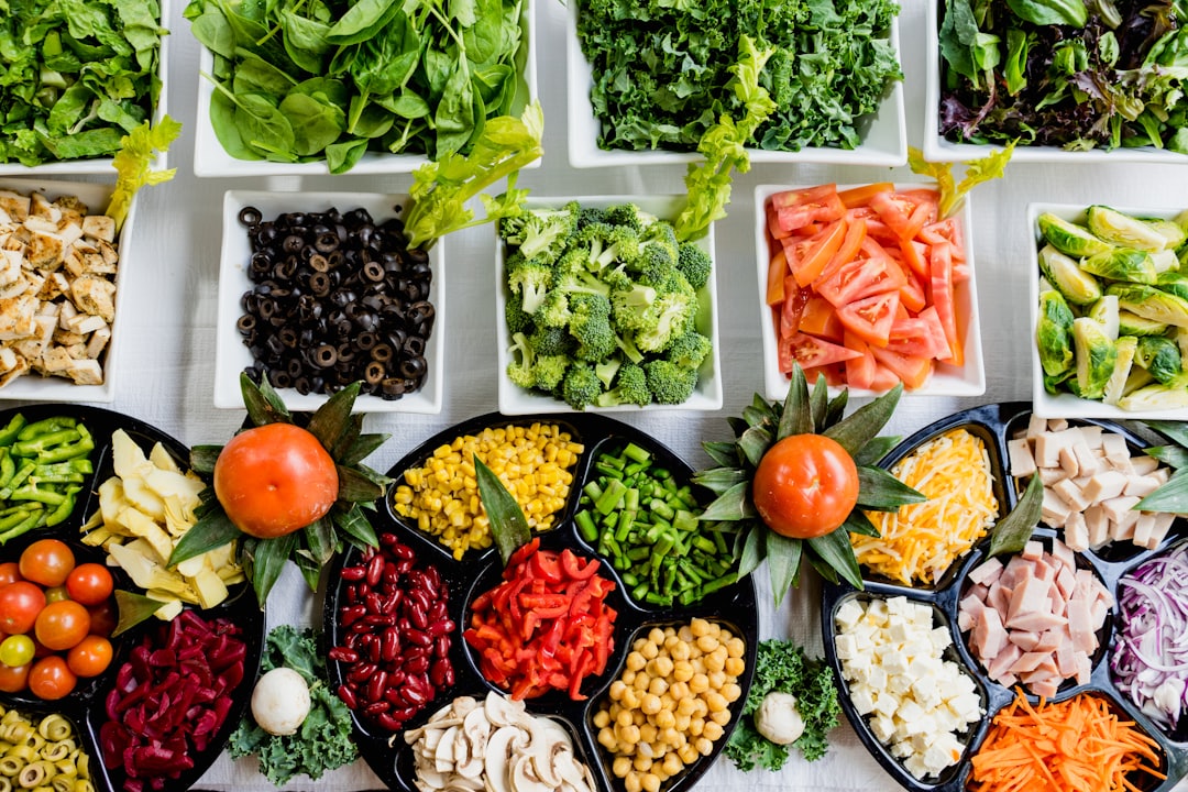 Vegansk kost symboliseret ved mange små, fortrinsvis firkantede skåle, med forskellige grøntsager. Herunder sorte oliven i skiver, salat, broccoli, tomat, kidneybønner, majs, rød peber, champignon mm.