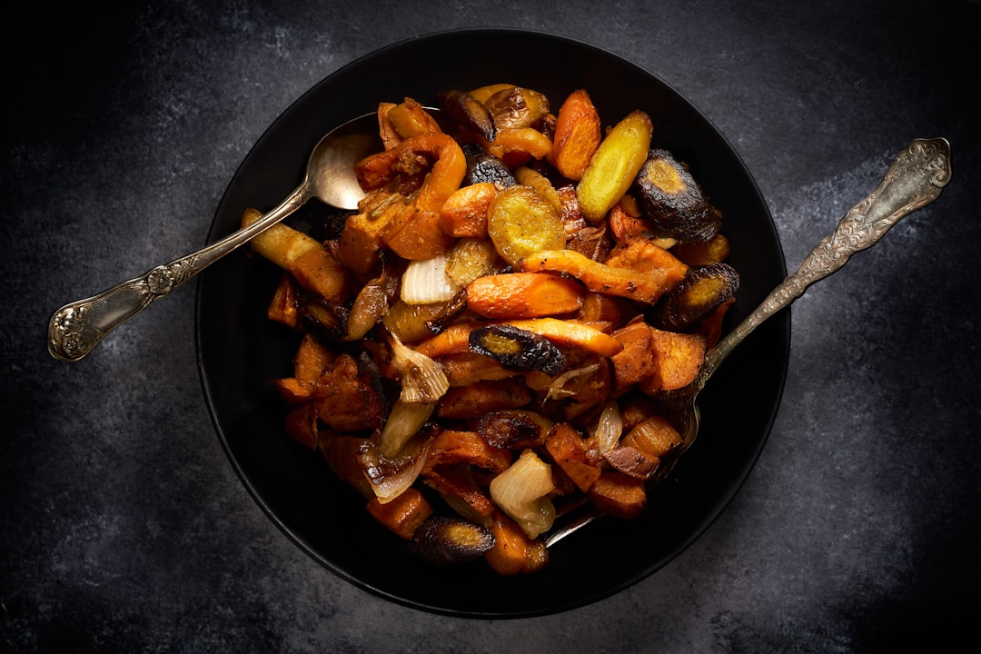 Vegetarisk kost symboliseret ved sammenkogt ret med svampe, flere slags gulerødder mm.