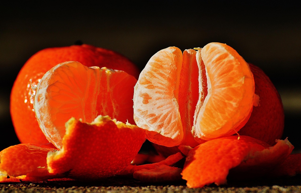 Vitamin-C oralt symboliseret ved en mandarin der er skrallet.