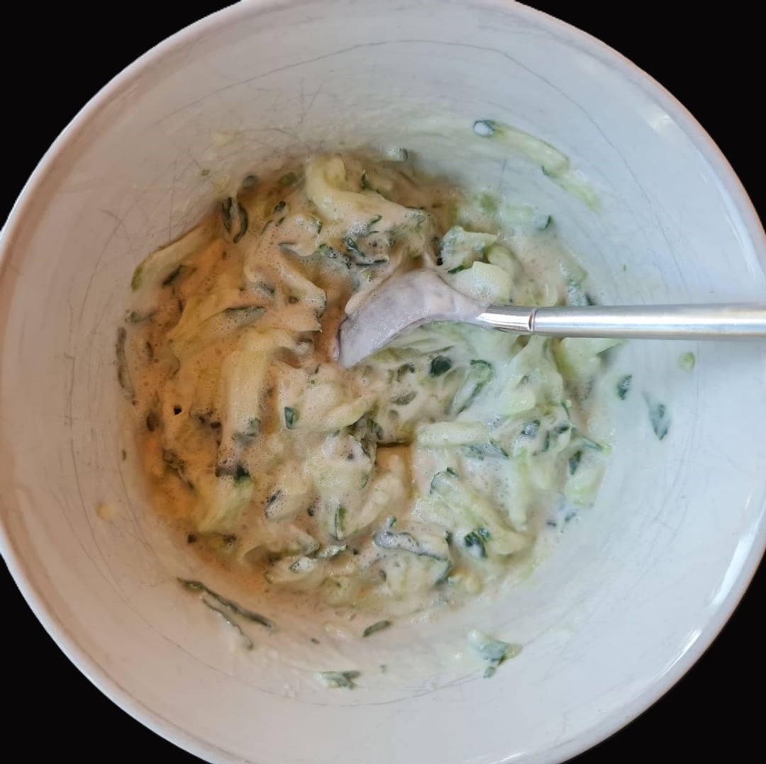 Tzatziki i hvid skål med ske.