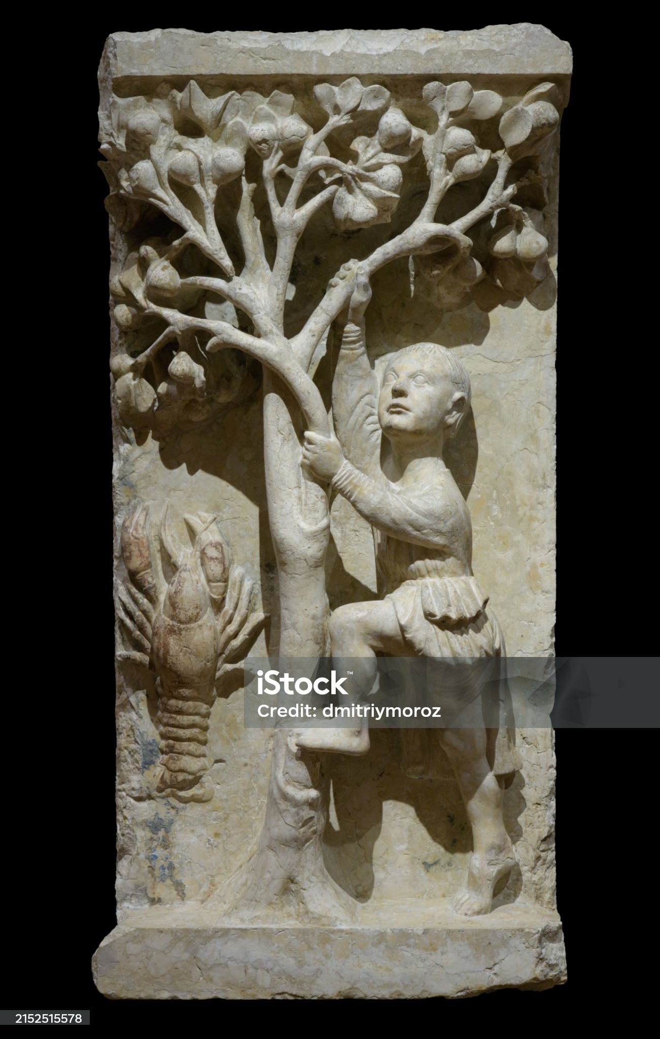 Kræftens historie, Den græske krabbe symboliseret ved marmorornament af krabbe og dreng der kravler op i et træ med frugter. Fra Mesi i Italien)