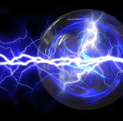 Ablationsbehandling symboliseret ved en hvid elektrisk udladning der går gennem en blålig kugle med flere mindre blålige elektriske impulser inden i og ved siden af. Sort baggrund.