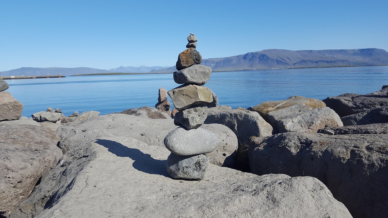 Det skal føles rigtigt symboliseret ved stenskulptur ved strandkant med hav i baggrunden.