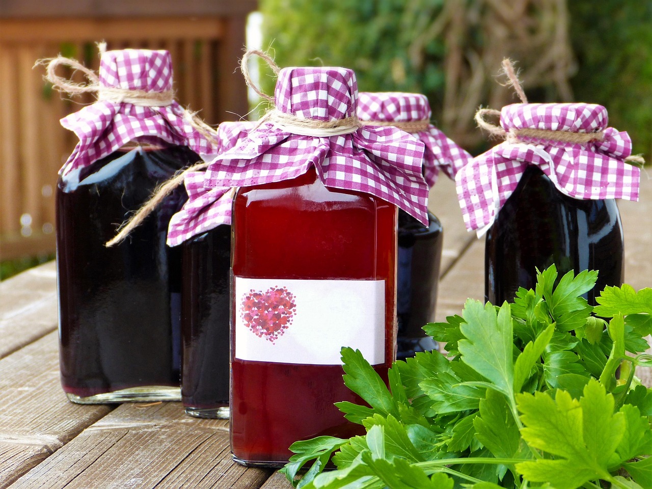 Hildegard von Bingen symboliseret ved foto af flasker der kan indeholde naturmedicin.