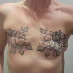 Tatovering efter mastektomi hos Pernille Bonde, symboliseret ved en farverig buket rosa blomster over området, hvor brystet er fjernet.
