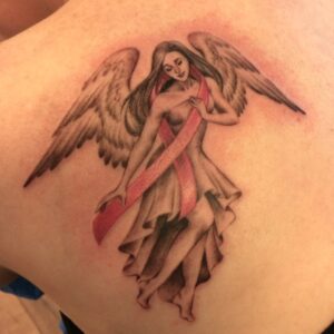 Tatovering viser Lisa Pascale Reynolds Stahlschmidts engel på lys hud.