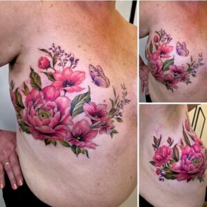 Tatovering efter mastektomi hos Eva Dupont Kragelund, symboliseret ved en farverig buket rosa blomster over området, hvor brystet er fjernet.