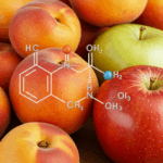 Amygdala illustreret ved nærbillede af æbler og abrikoser. Over dette er angivet en molekyleformel i sarte hvide streger.