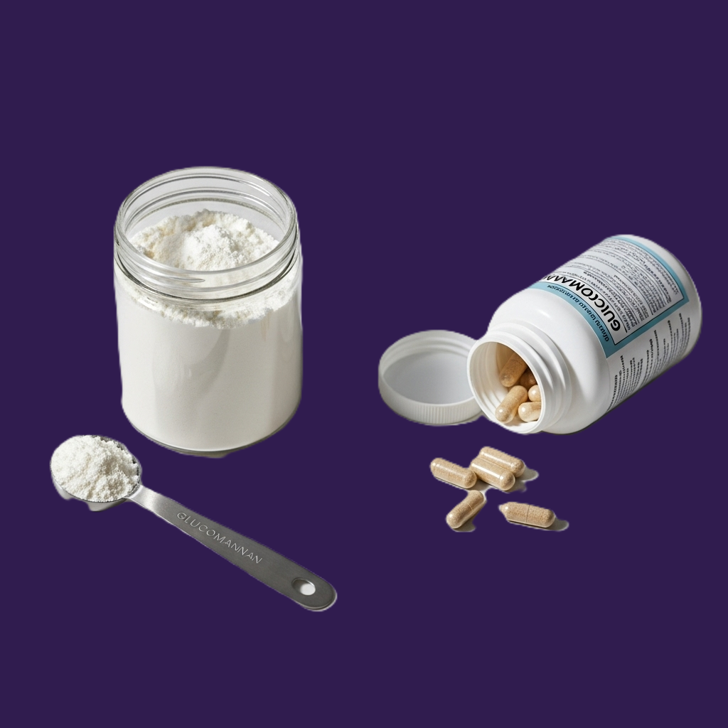 Glucomannan symboliseret ved hvidt pilleglas der ligger ned med et par kapsler uden for det åbne glas. Ved siden af et glas med pulver. Lilla baggrund.