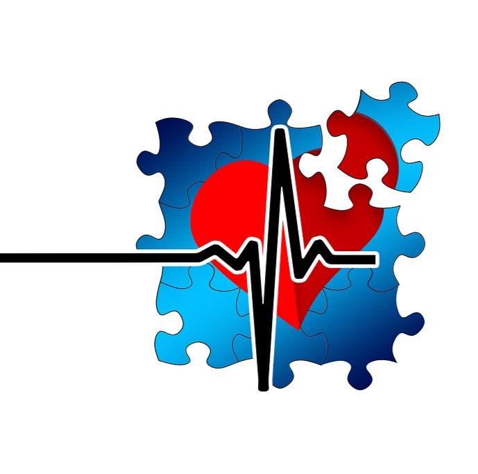 Diagnose symboliseret ved ekg ind over et puslespil med et hjerte på blå baggrund, hvor en brik er ved at komme på plads. Hvid baggrund.