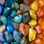 Guide til sitet symboliseret ved en samling farvede krystaller der er afrundede som til lommesten.