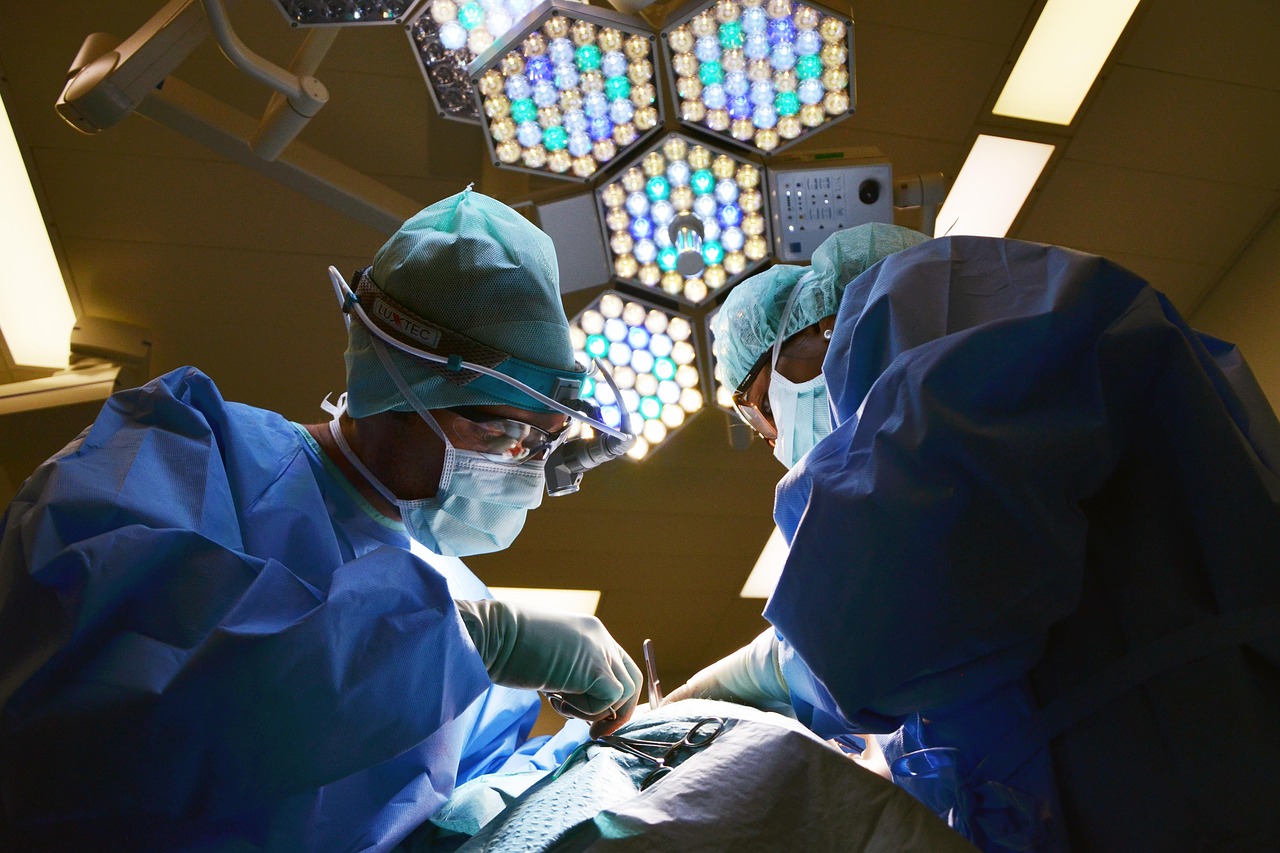 HIPAC behandling symboliseret ved to personer i sterile kitler der står ved en operation.