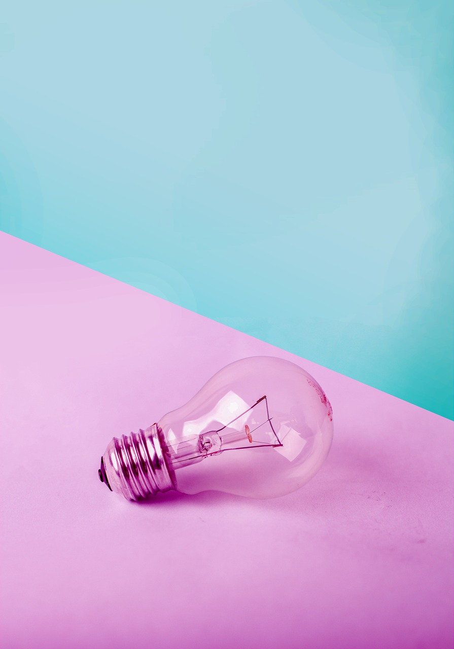 Recidiv symboliseret ved elektrisk pære der ligger på rosa underlag. Desuden lyseblåt underlag i diagonal over dette.