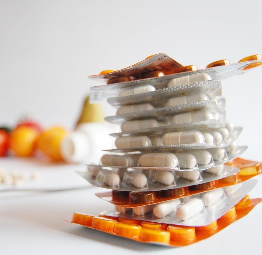 Angst for recidiv symboliseret ved en stabel blister med piller og lidt frugt i baggrunden.