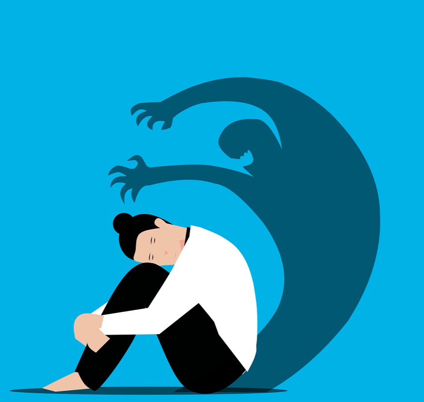 Angst for recidiv symboliseret ved tegning af kvinde der sidder på gulv. på blå bagvæg ses hendes skygge, der er et monster der vil angribe hende.