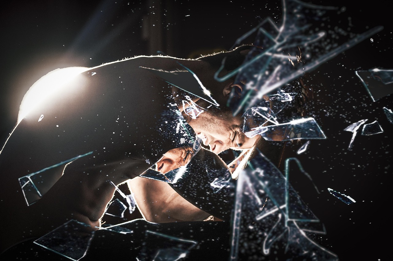 Angst for recidiv symboliseret ved et krakkeleret billede, hvor glasset er i mange stykker.