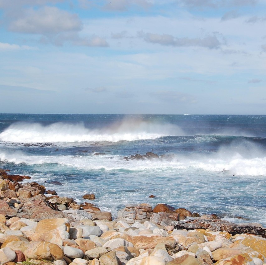 Angst for recidiv symboliseret ved hav og en stenet strandkant.