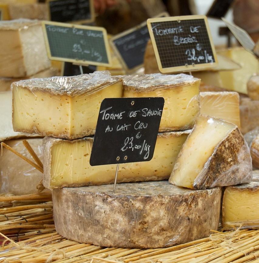 Dæmp inflammation symboliseret ved forskellige franske oste med små sorte skilte.