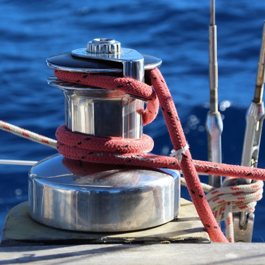Livskvalitet og medansvar symboliseret ved et spil til tovværk fra en sejlbåd.