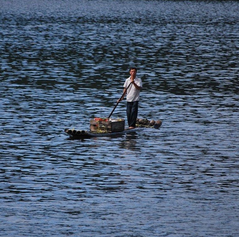 Livskvalitet og medansvar symboliseret ved en mand på en minipram alene i et stort hav.