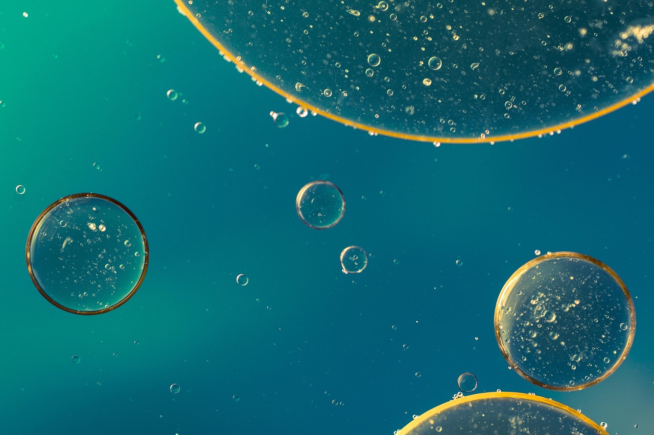 Myelomatose eller knoglemarvskræft symboliseret ved et blåt billede med nogle celler i forskellig størrelse.