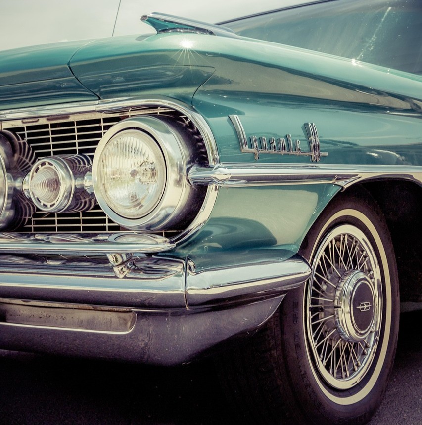 Paradokset symboliseret ved venstre forende af en turkis veteranbil.