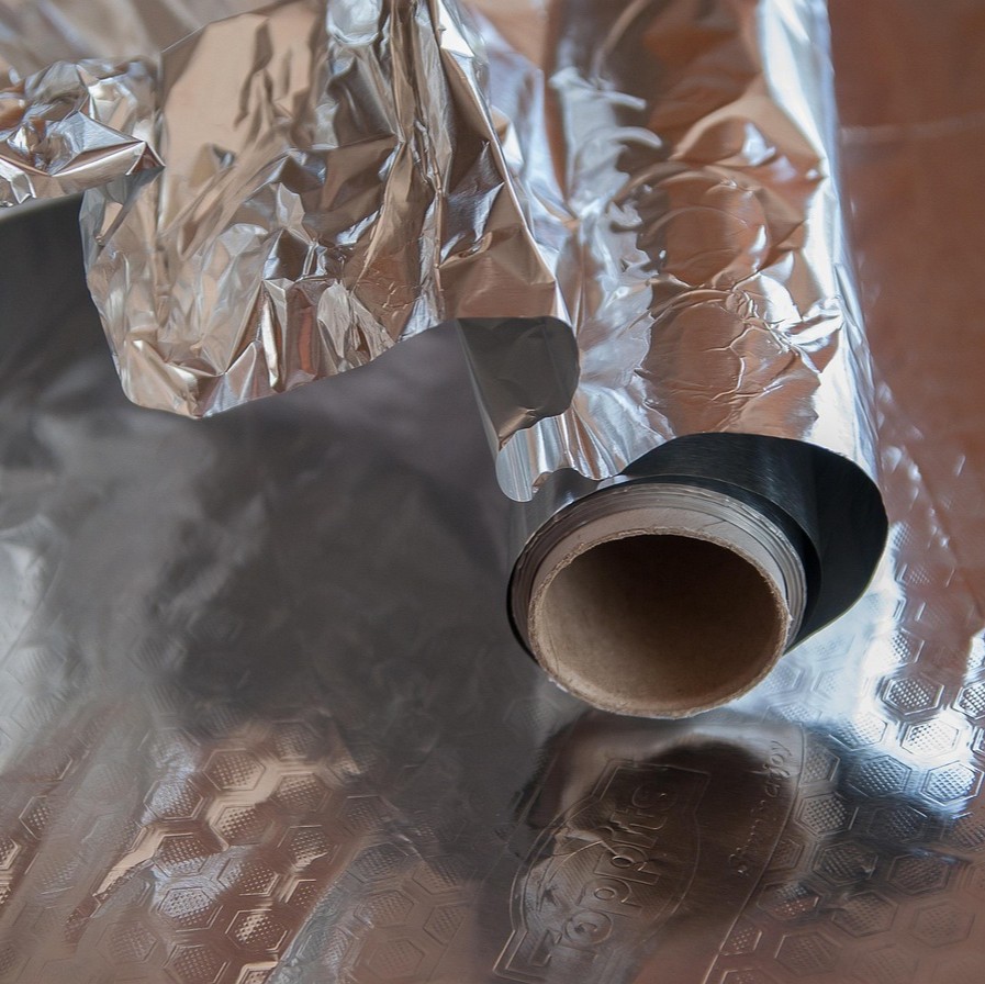 Køkkenudstyr, madopbevaring og emballage symboliseret ved en rulle alufolie, led udrullet og krøllet.