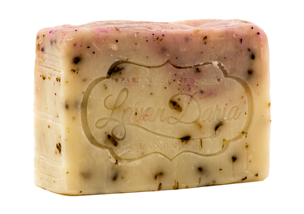 Rengøring og vaskemidler symboliseret ved et stykke rå sæbe.