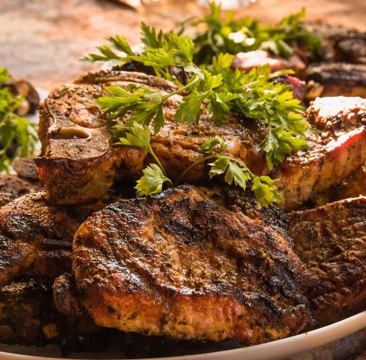 Stabiliser blodsukkeret symboliseret ved nogle store stegte bøffer.