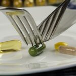 Antioxidanter - for og imod symboliseret ved en tallerken med nogle pillekapsler og en kniv og gaffel, der skærer i den ene.