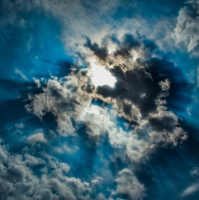 Dødsdoulae symboliseret ved dramatisk himmel med skyformationer. Et sted skinner lys igennem.