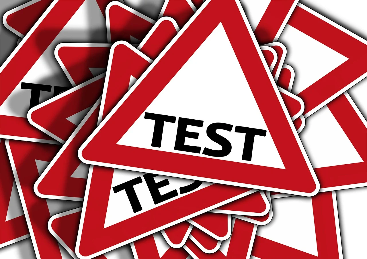 Genetiske tests symboliseret ved en samling advarselstrekanter med teksten Test.