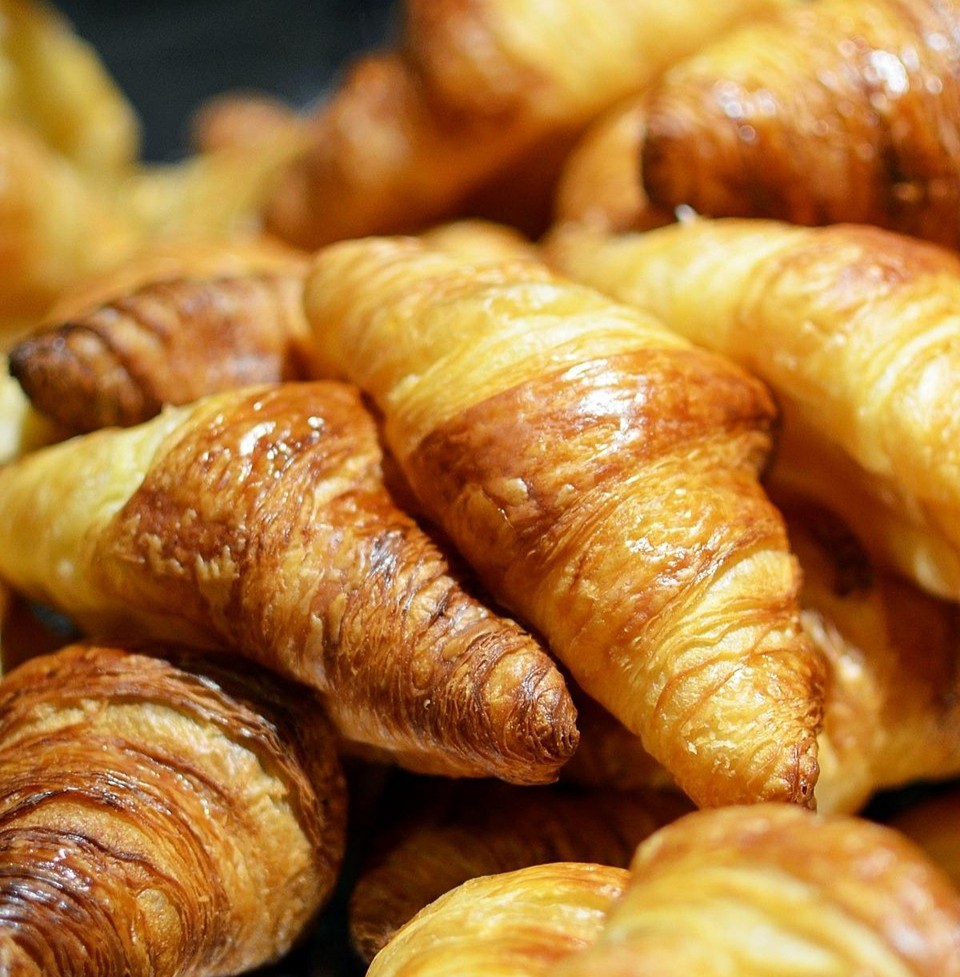 Gluten og kræft symboliseret ved en masse croissanter. 