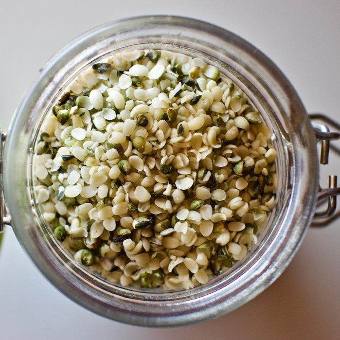 Hampefrø symboliseret ved et patentlågsglas med hampefrø.