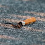 Kolorektal kræft symboliseret ved et cigaretskod på gruset underlag.