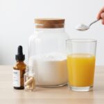 MSM. Methylsulfonylmethan - svovl - symboliseret ved et glas med gul væske, en bøtte med hvidt pulver. En pipetteflaske i brun og et lille glas med nogle hvide kapsler. Lys baggrund.