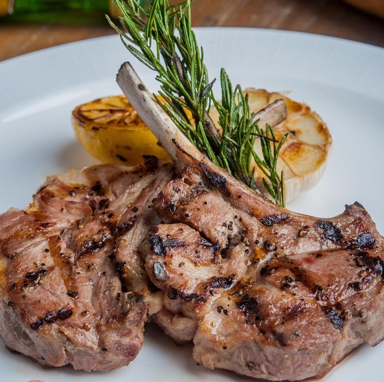 Makronæringsstoffer og kræft symboliseret ved to stegte koteletter.