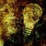 Neuropsykologiske tests symboliseret ved en el-pære i sort-hvid tegning med melleret baggrund.