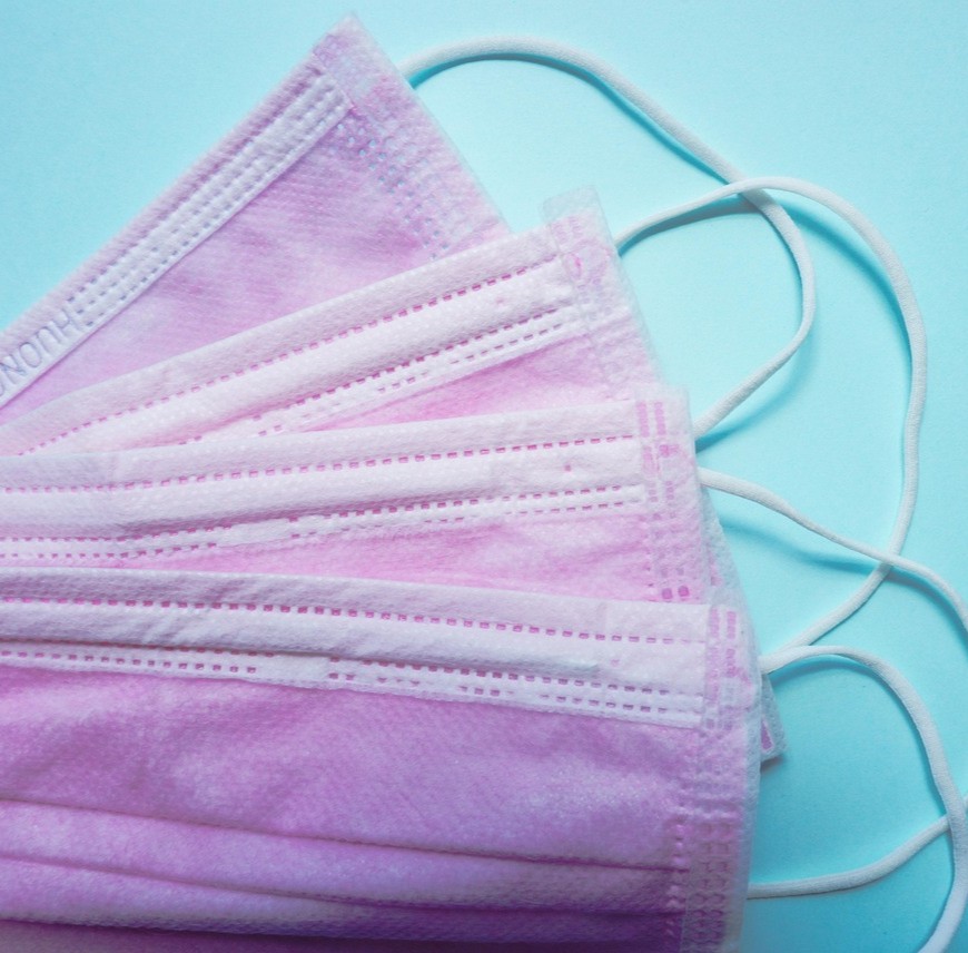 Neutropeni - lavt immunforsvar - symboliseret ved 4 rosa mundbind på blålig baggrund.