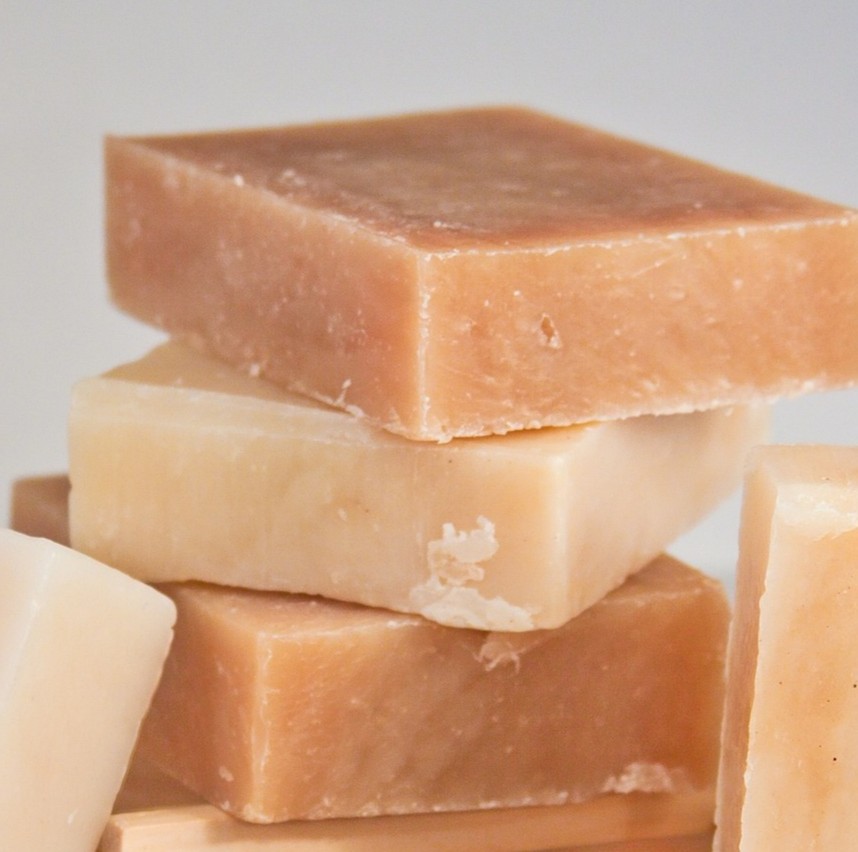 Neutropeni - lavt immunforsvar - symboliseret ved nogle blokke med rosa-brunlig sæber.