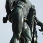 Peniskræft symboliseret ved del af græsk skulptur af mand.