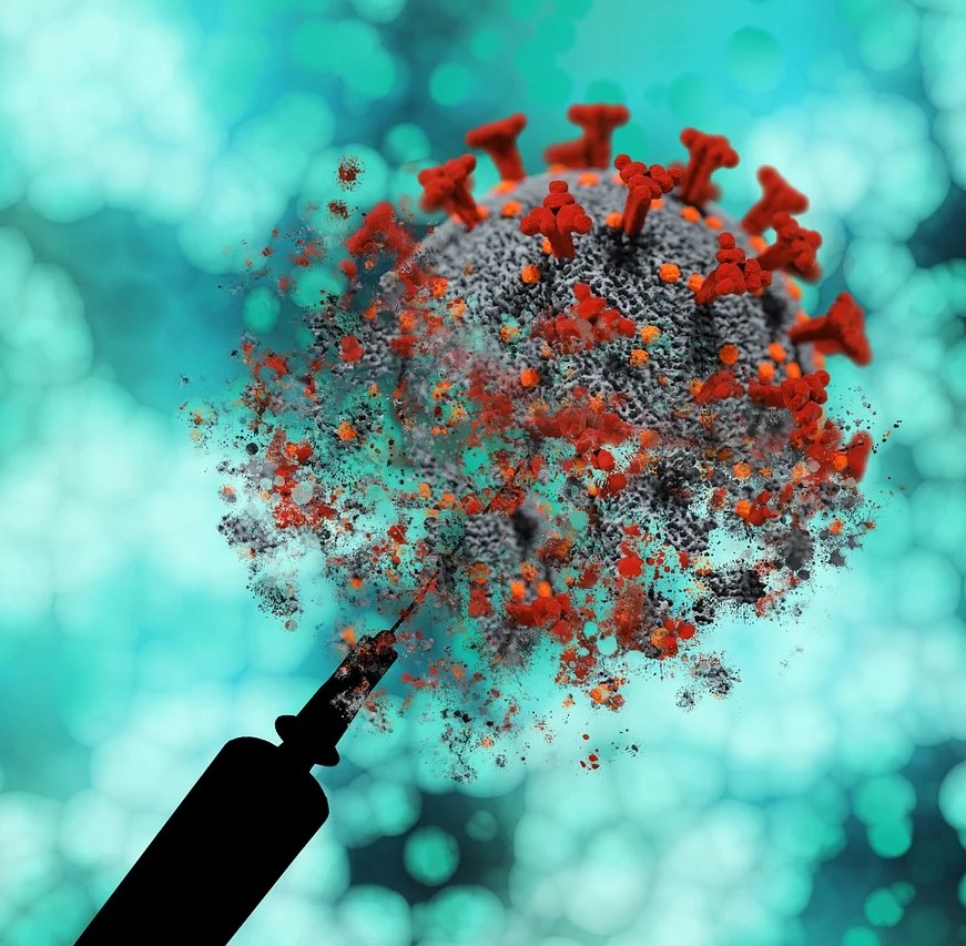 Vaccination - for og imod symboliseret ved en stor viruspartikel der stikkes med en kanyle. Turkis baggrund.